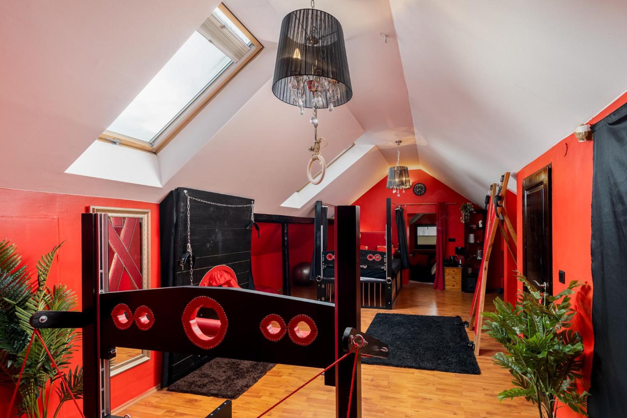 Pandora's Loft Love hotel Krakow